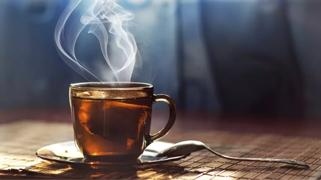 عبارات عن الشاي. وصف: كوب شاي مع بخار يخفف منه.